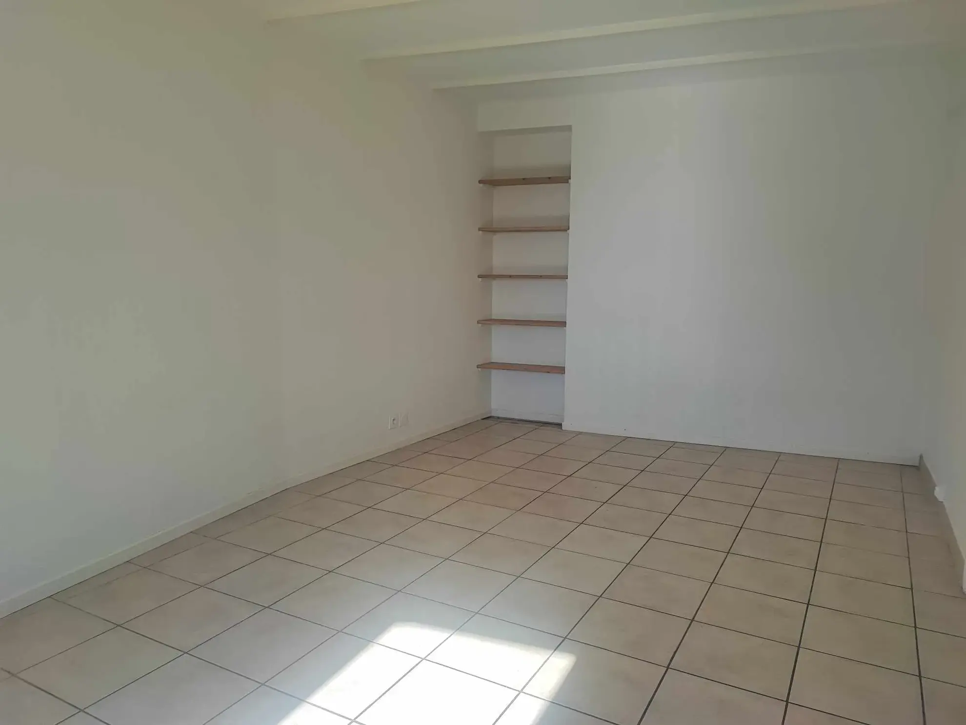 Charmante maison en pierres avec terrasse et grand terrain à Champis 