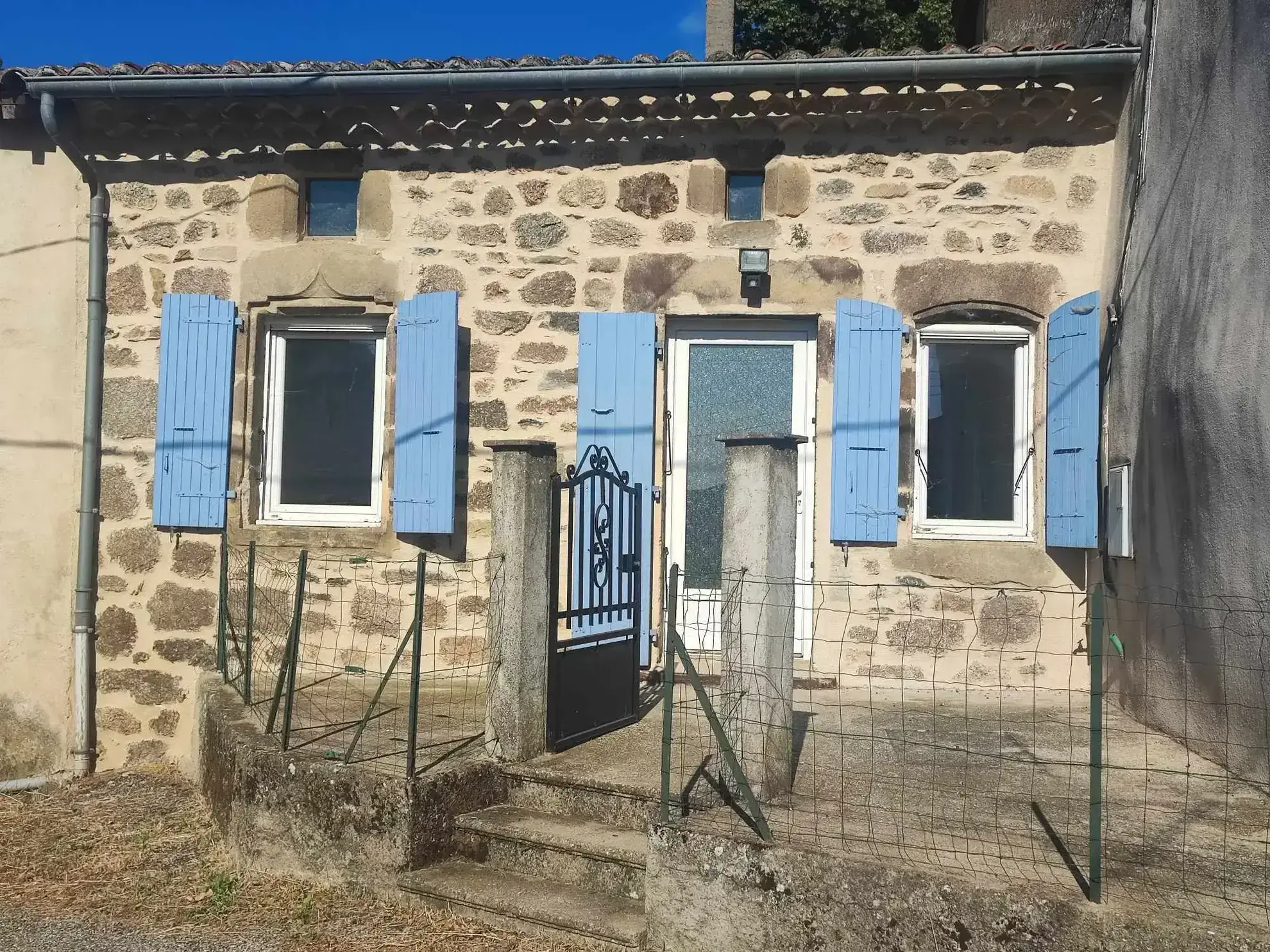 Charmante maison en pierres avec terrasse et grand terrain à Champis 