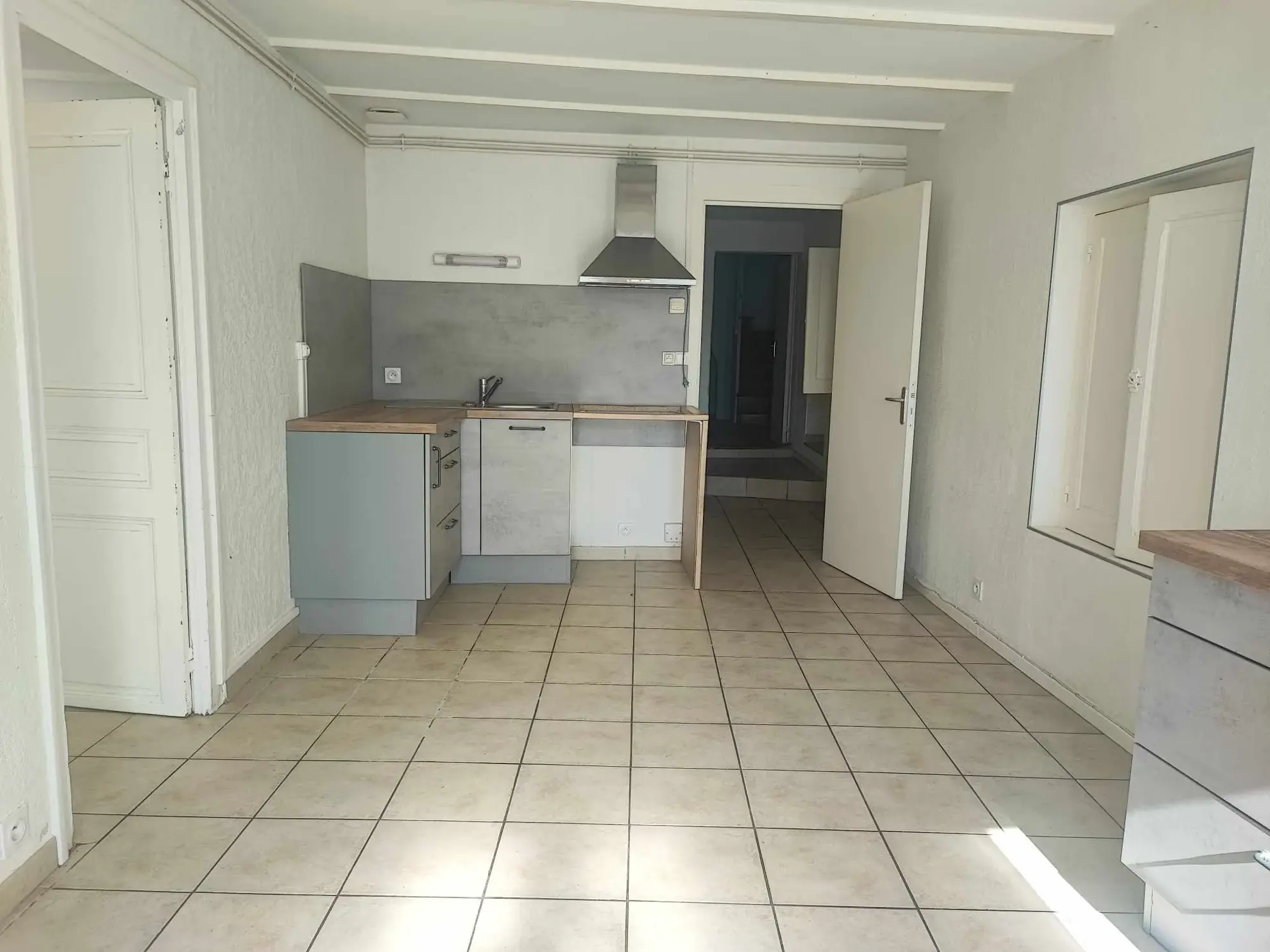 Charmante maison en pierres avec terrasse et grand terrain à Champis 