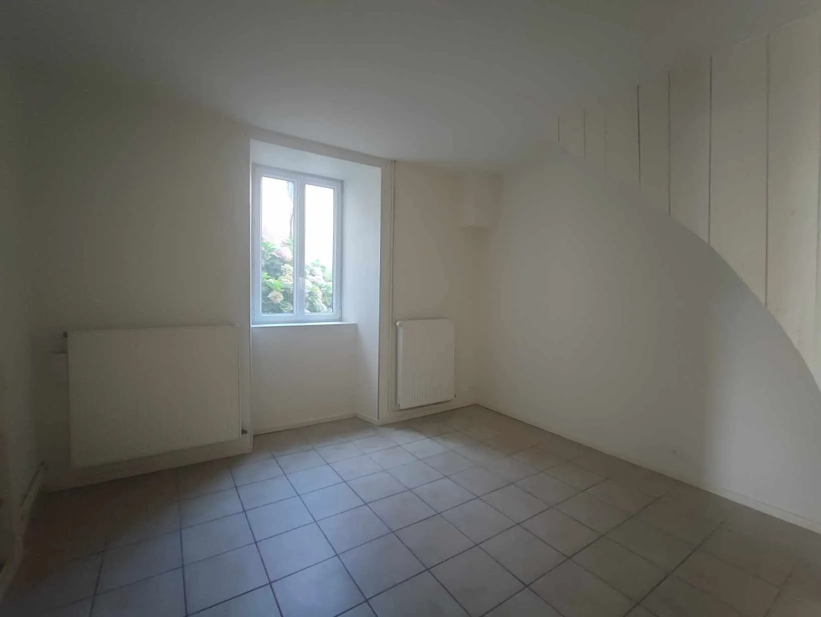 Charmante maison en pierres avec terrasse et grand terrain à Champis 