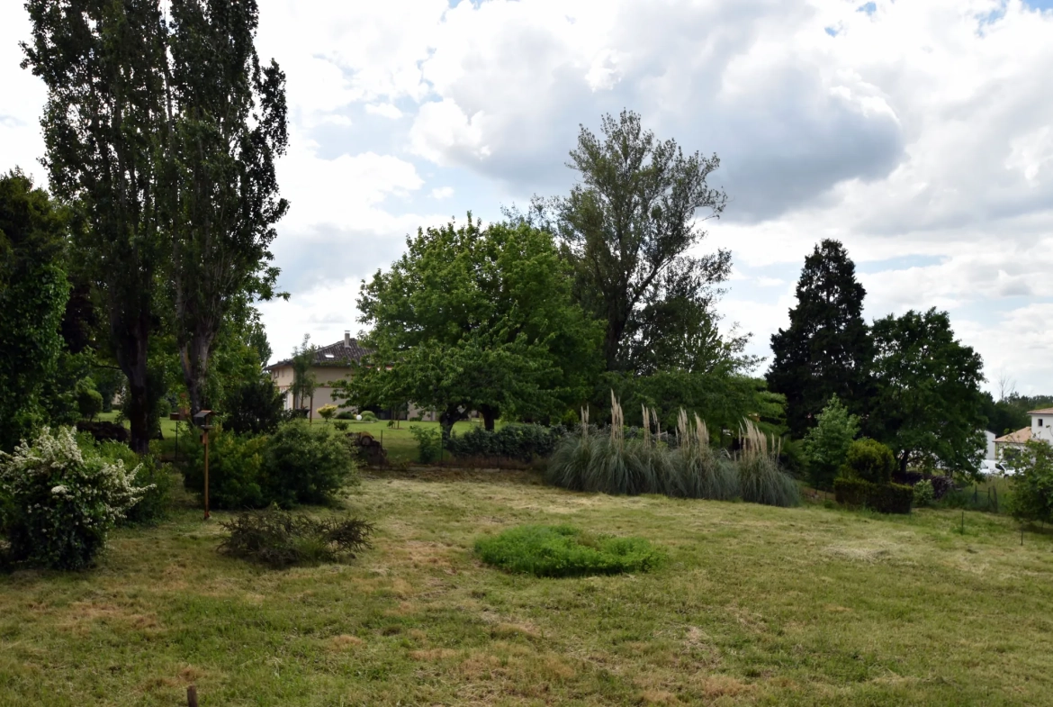 Terrain constructible de 1200 m² à Montauban, viabilisé et arboré 