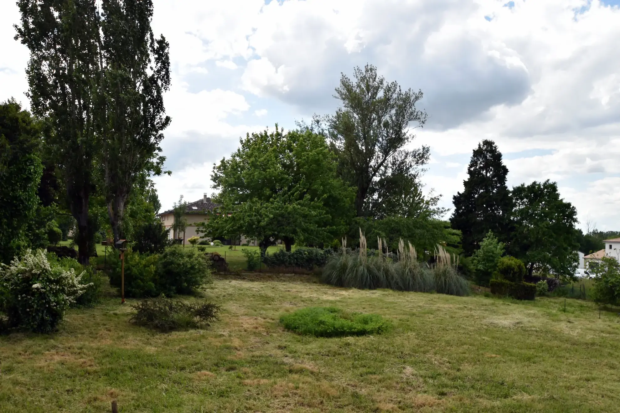 Terrain constructible de 1200 m² à Montauban, viabilisé et arboré 