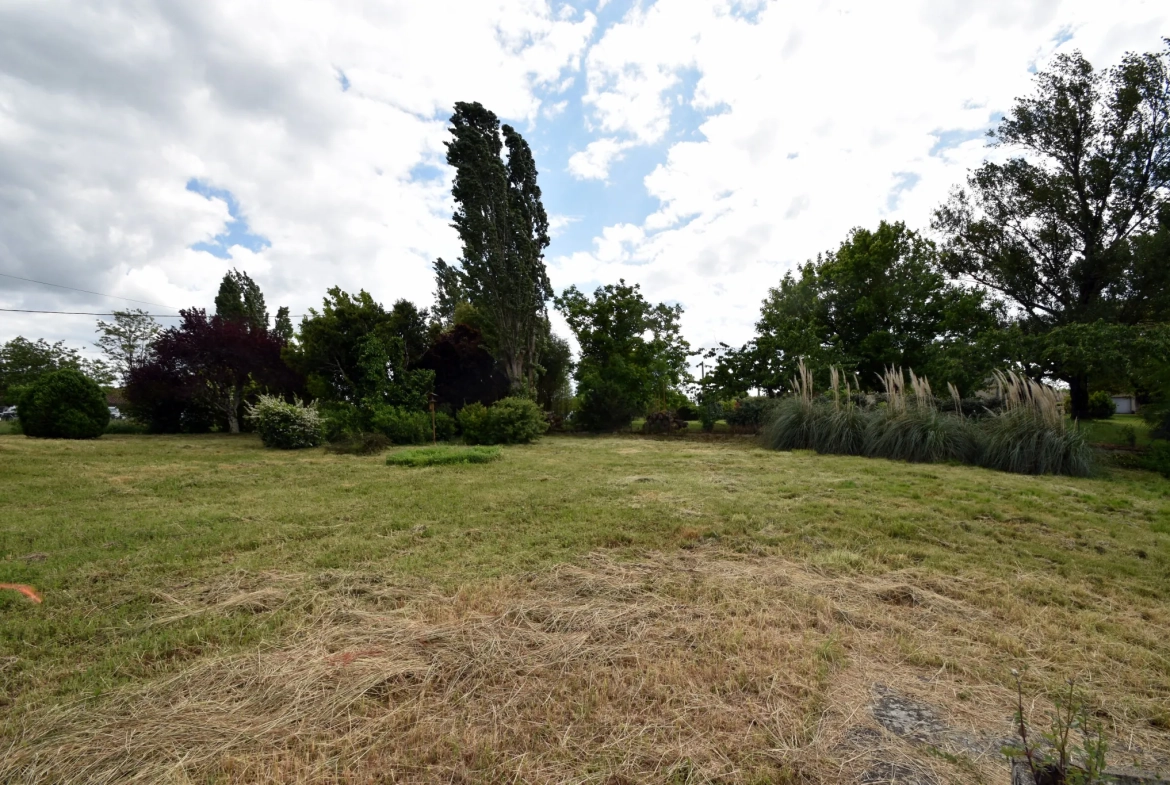 Terrain constructible de 1200 m² à Montauban, viabilisé et arboré 
