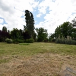 Terrain constructible de 1200 m² à Montauban, viabilisé et arboré