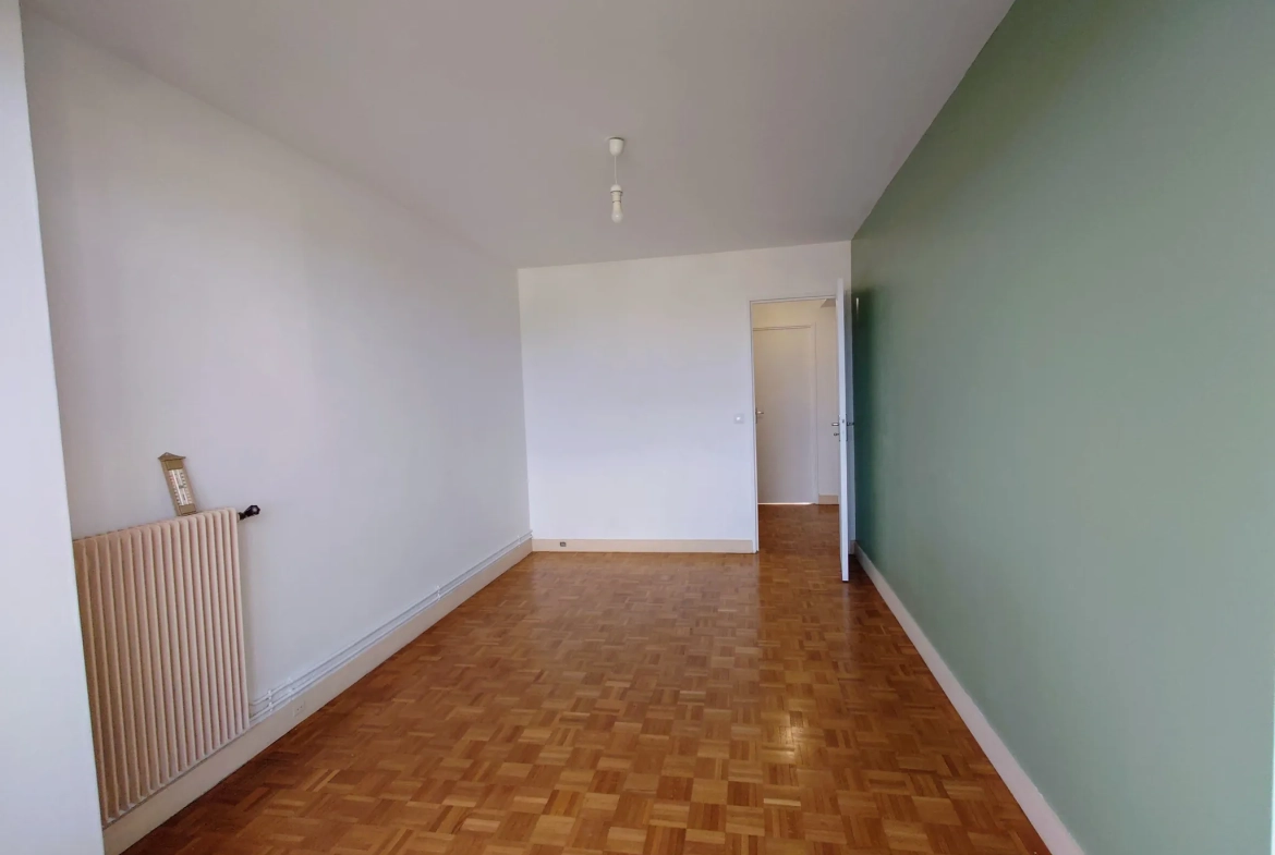 Appartement lumineux de 5 pièces à Viry-Châtillon avec balcon et parking 