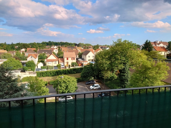 Appartement lumineux de 5 pièces à Viry-Châtillon avec balcon et parking