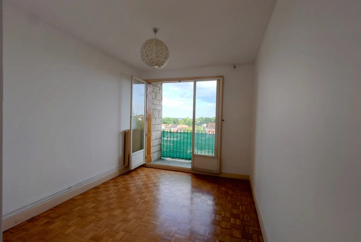 Appartement lumineux de 5 pièces à Viry-Châtillon avec balcon et parking 