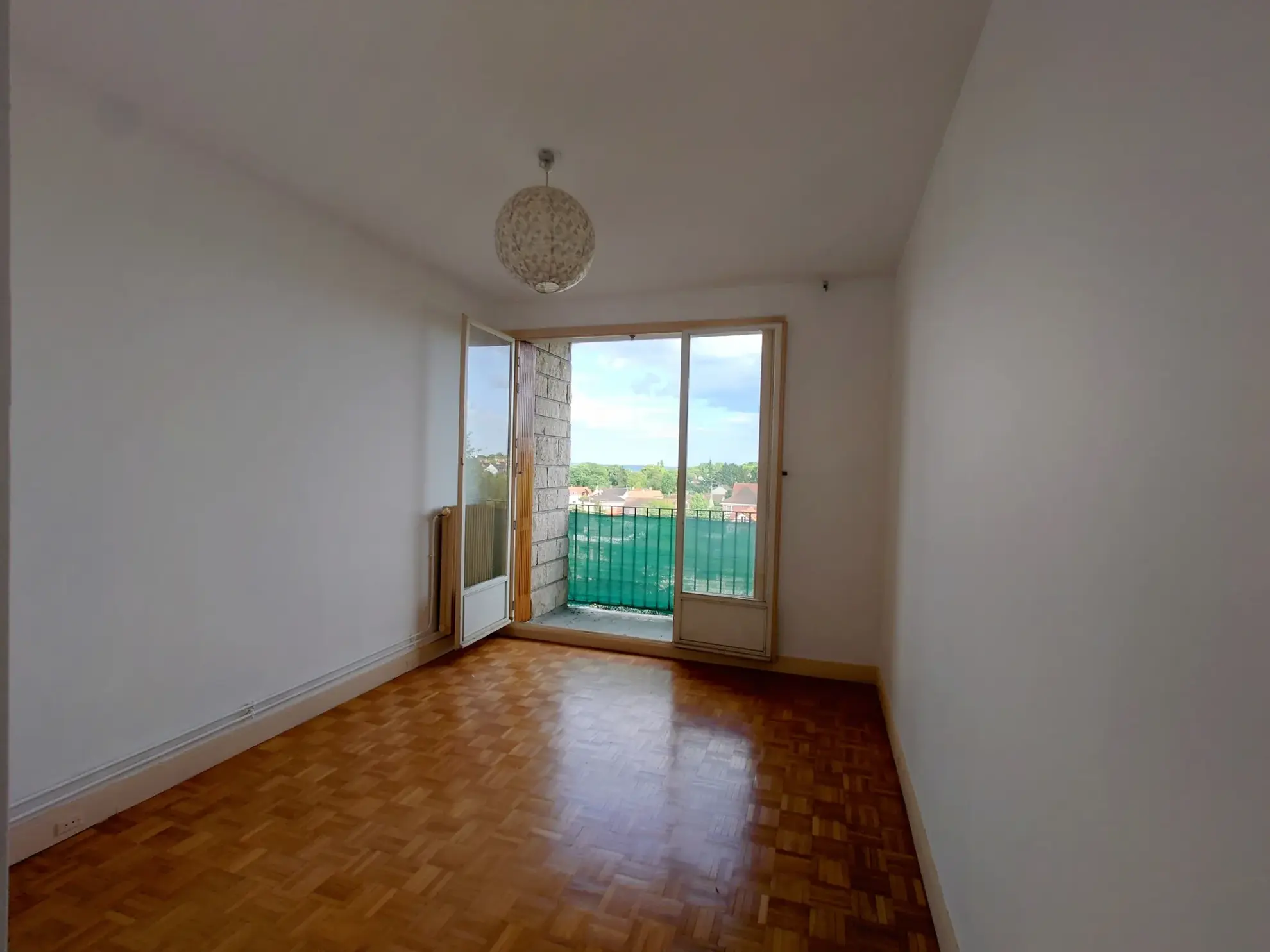 Appartement lumineux de 5 pièces à Viry-Châtillon avec balcon et parking 
