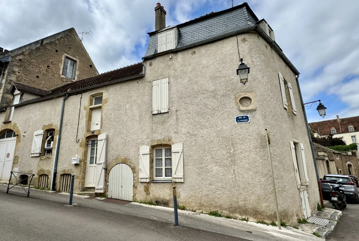 Maison de ville à Avallon avec garage et jardin - Forte possibilité d'aménagement 