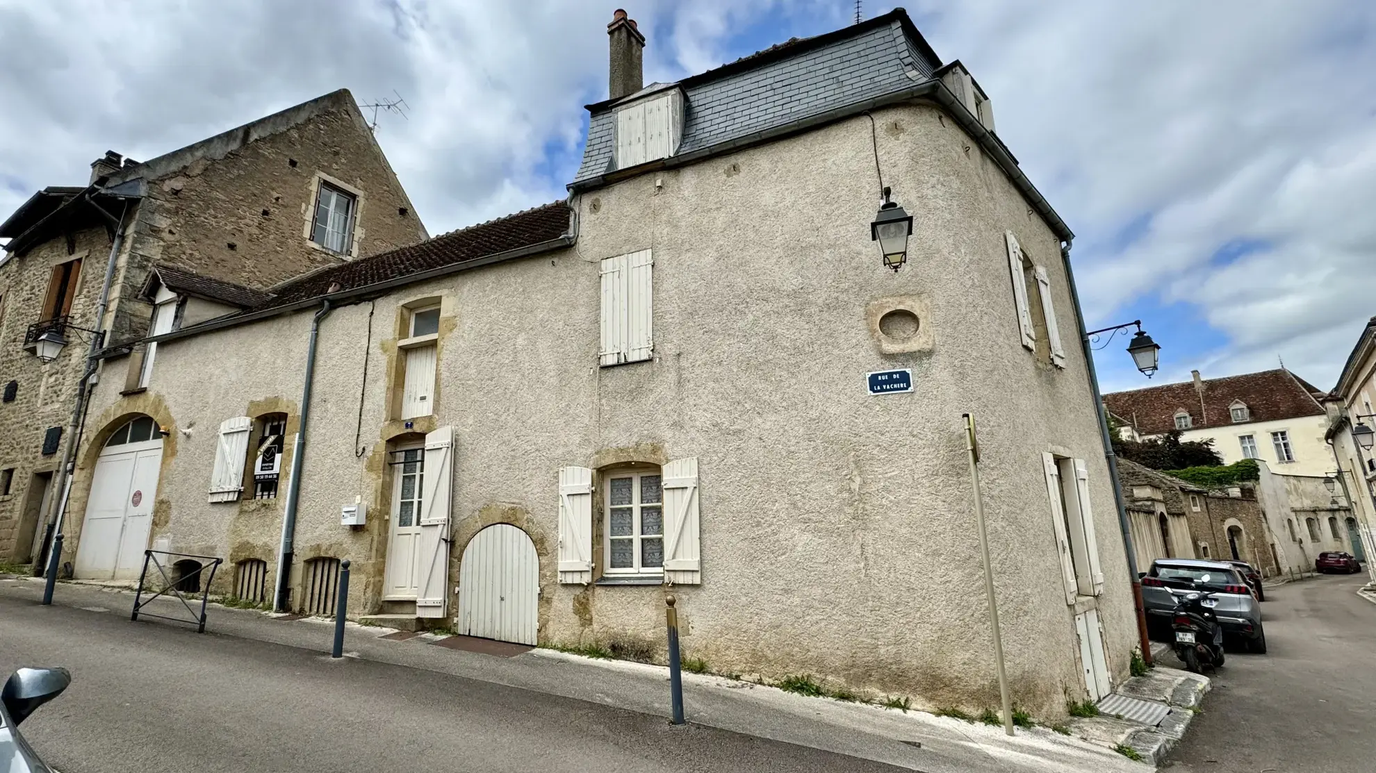 Maison de ville à Avallon avec garage et jardin - Forte possibilité d'aménagement 
