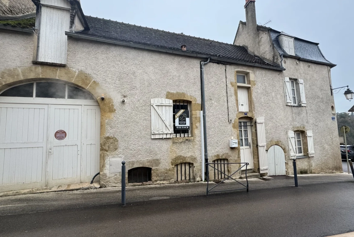 Maison de ville à Avallon avec garage et jardin - Forte possibilité d'aménagement 