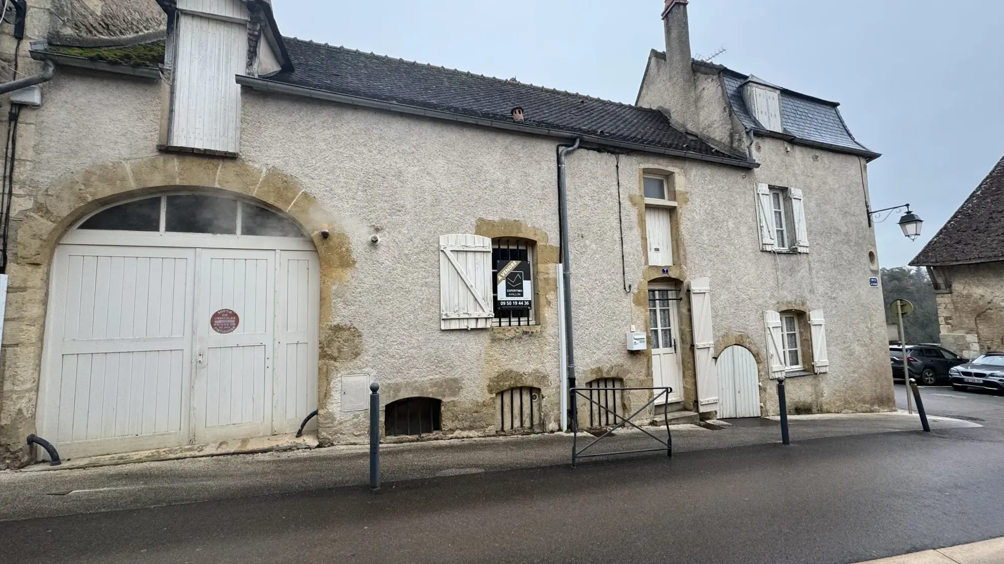 Maison de ville à Avallon avec garage et jardin - Forte possibilité d'aménagement 