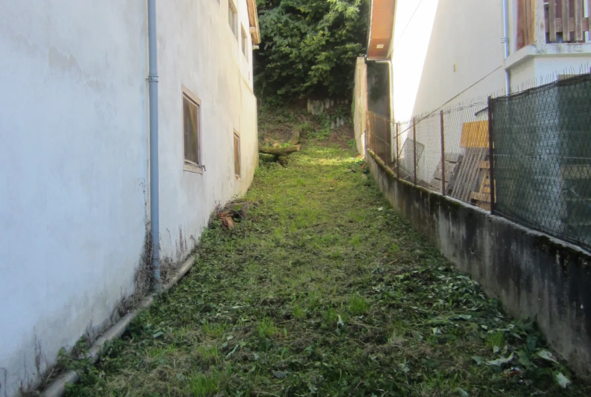 Grande maison de village avec annexes à Audressein proche Castillon 