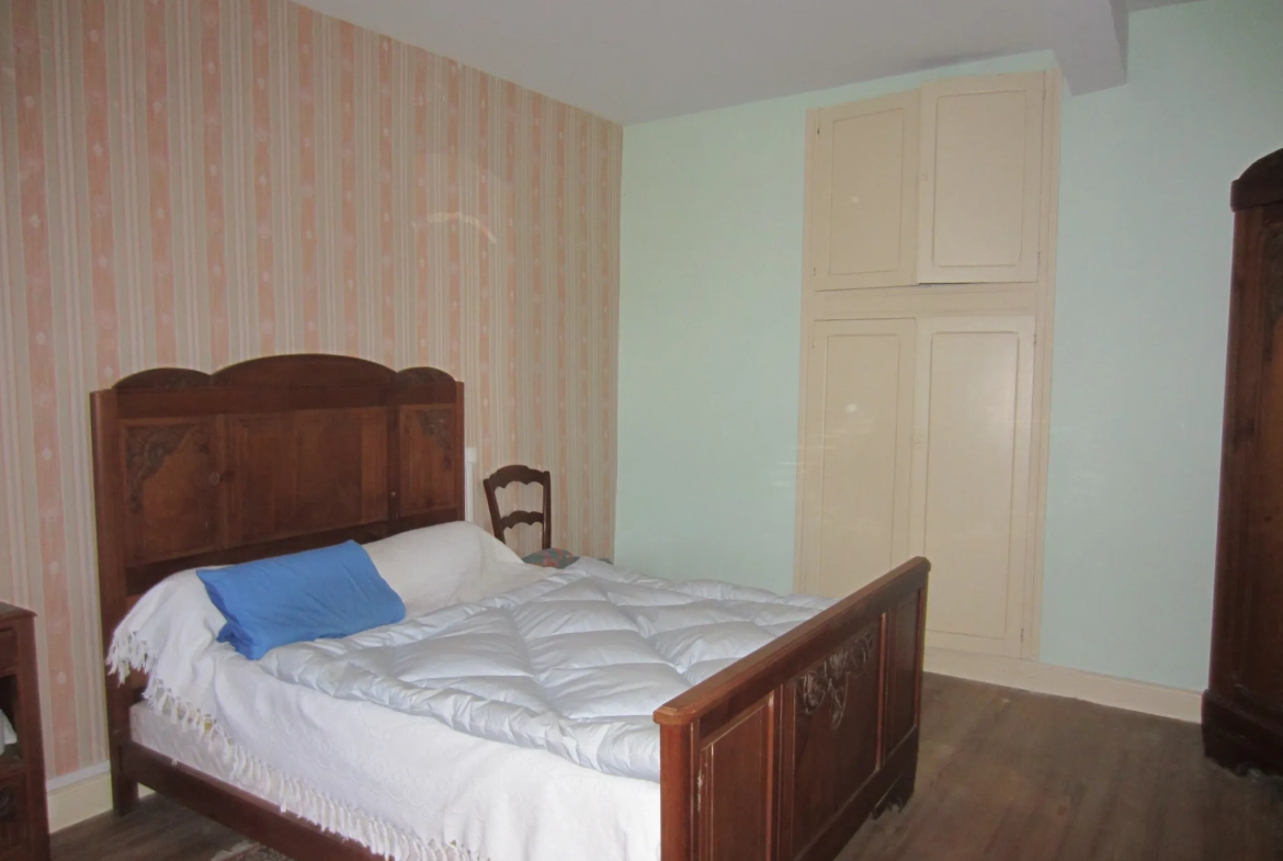 Grande maison de village avec annexes à Audressein proche Castillon 