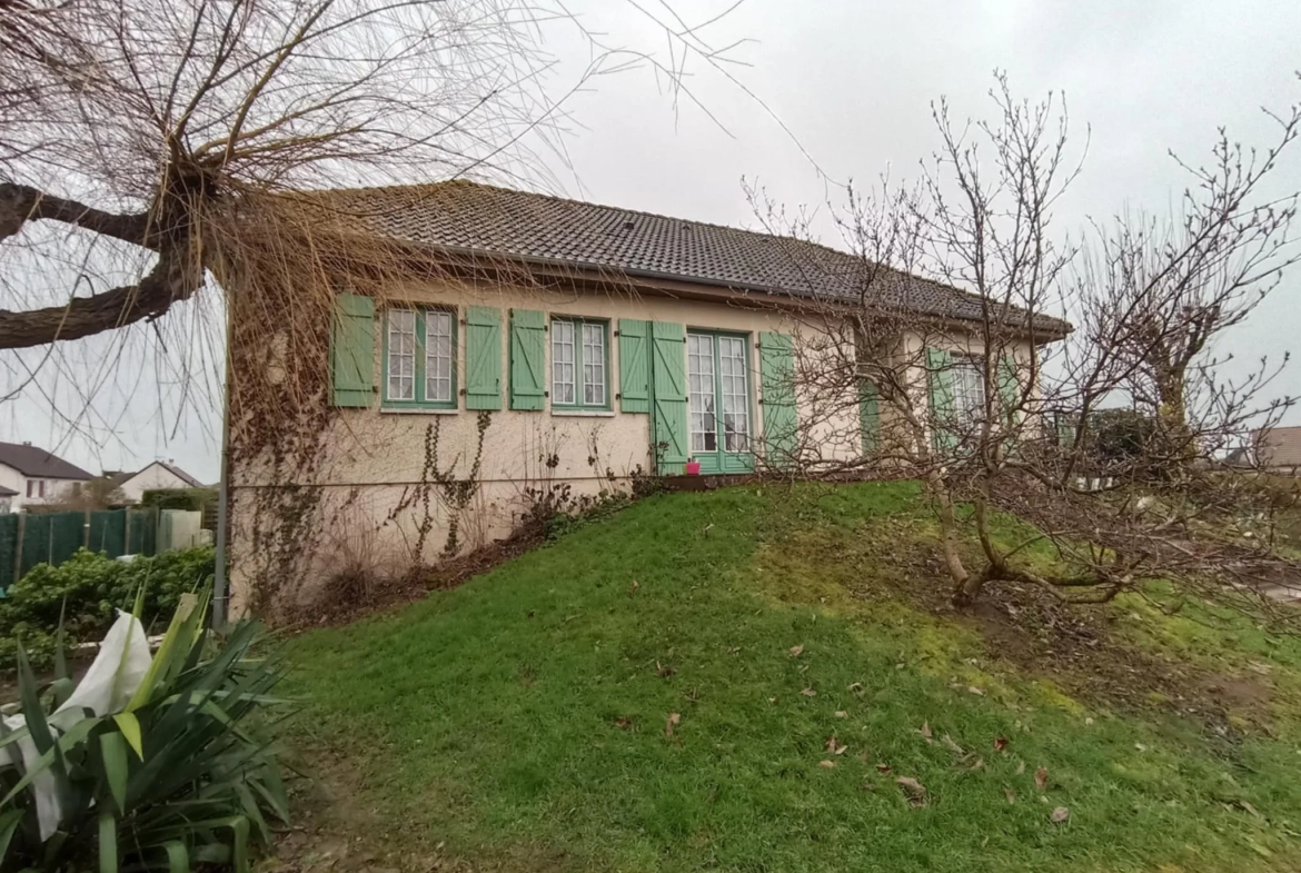 Maison à rénover de 6 chambres à Sermoise sur Loire, année 1982 