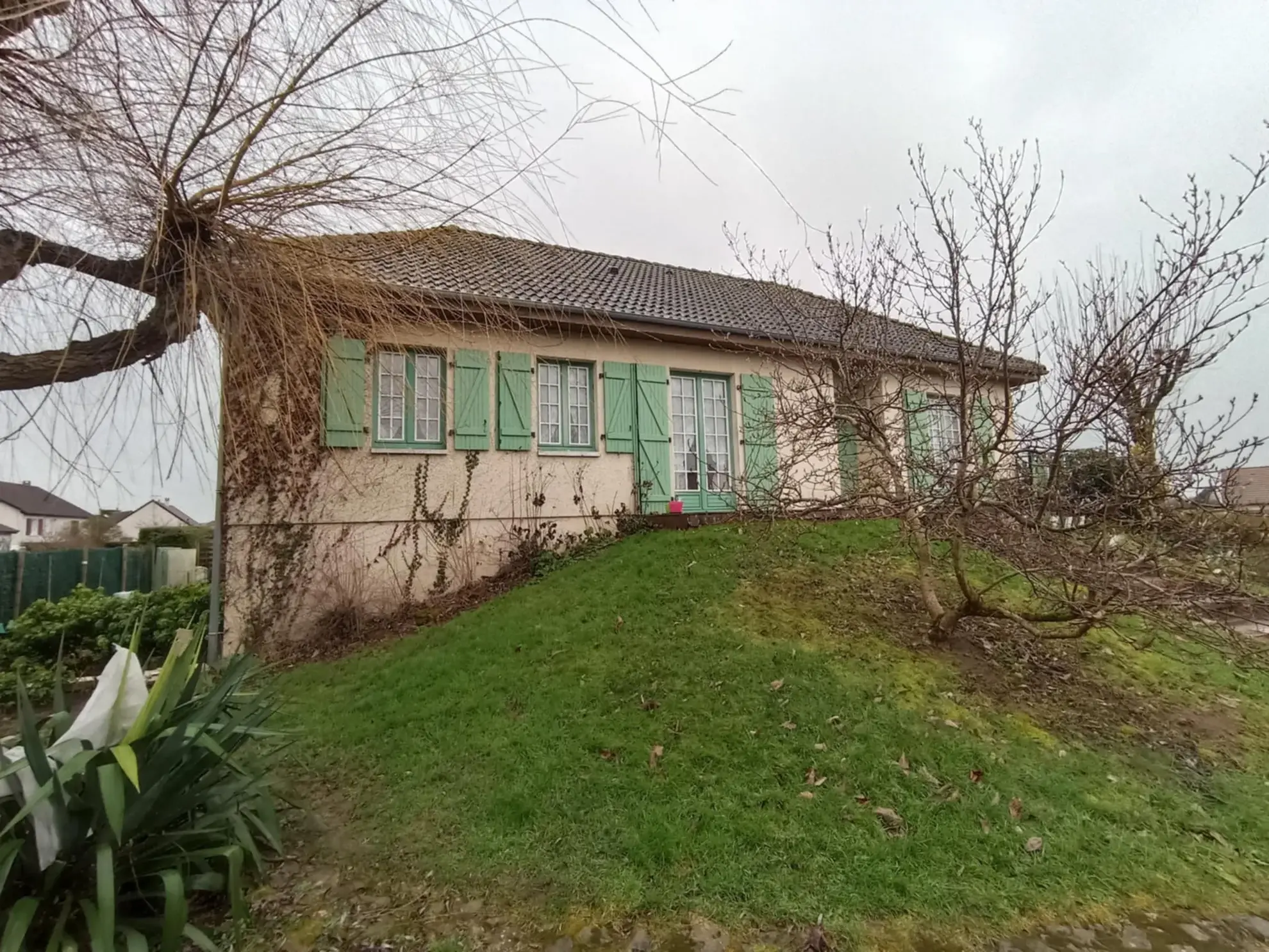 Maison à rénover de 6 chambres à Sermoise sur Loire, année 1982 