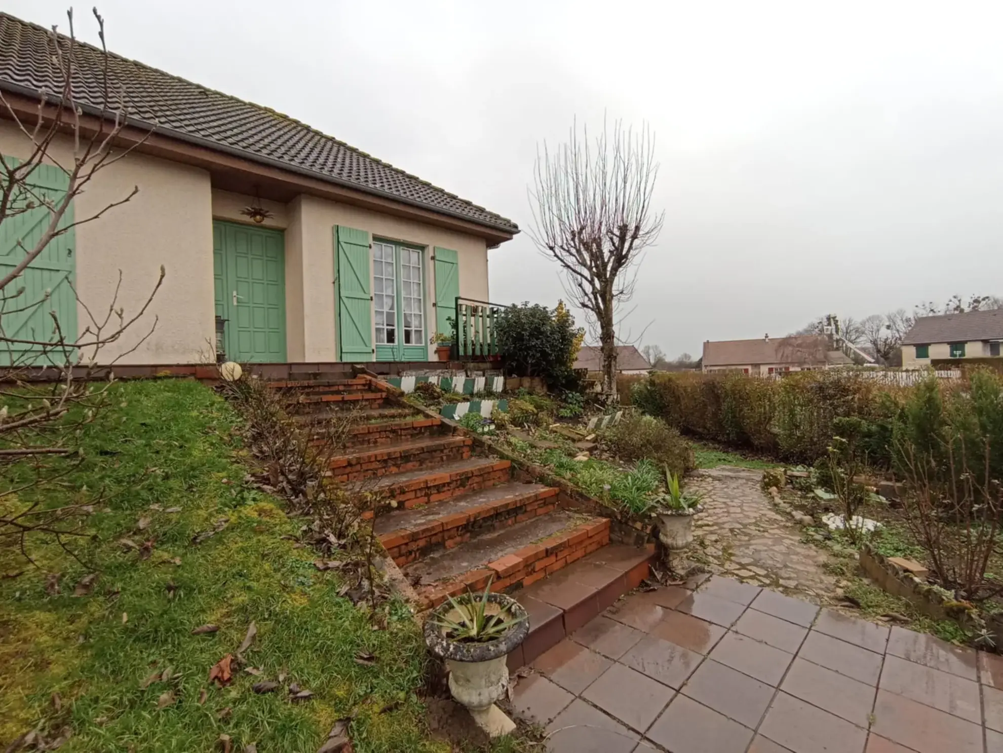 Maison à rénover de 6 chambres à Sermoise sur Loire, année 1982 