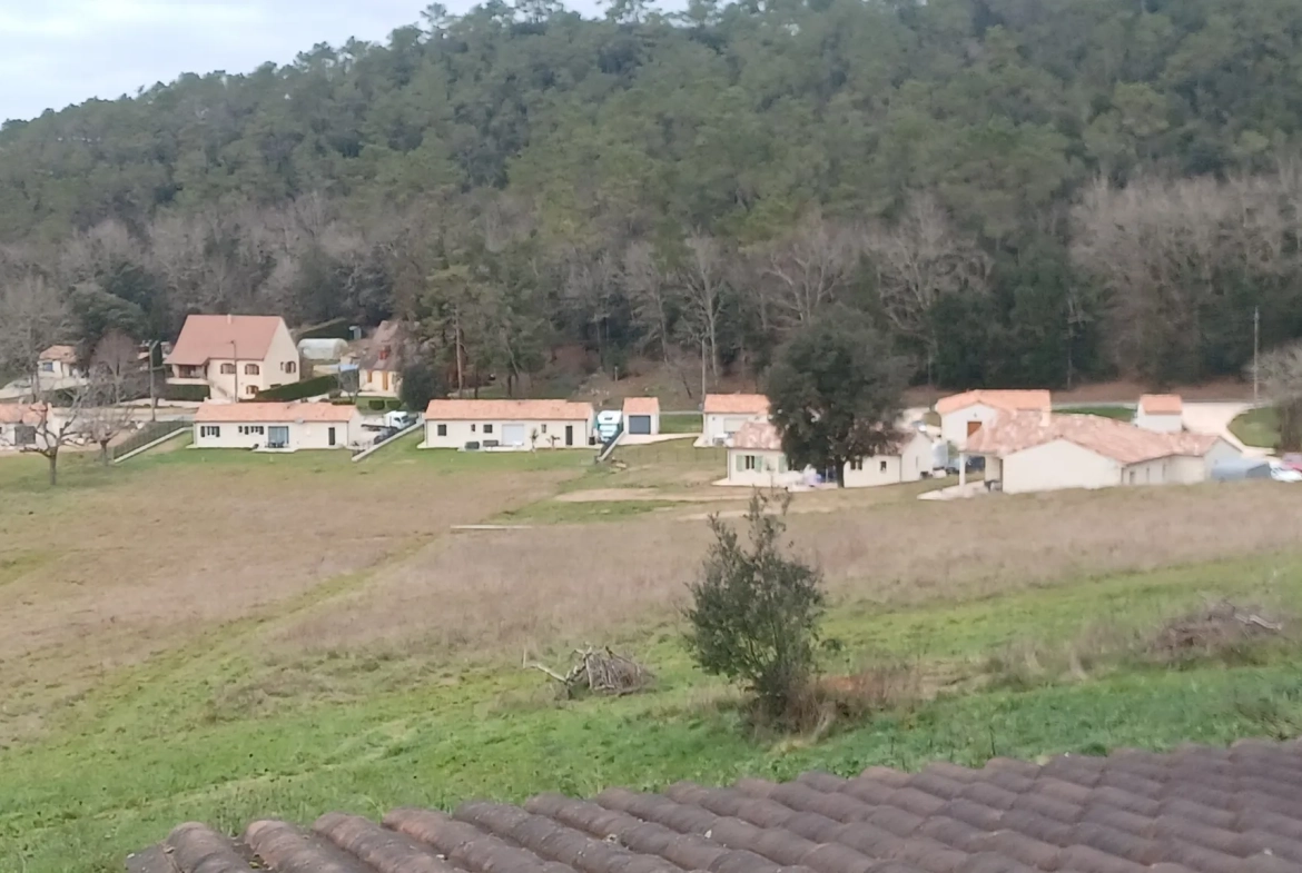 Terrain constructible de 4000 m² à Carsac-Aillac proche Sarlat 