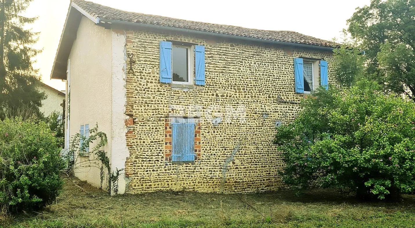 Immeuble de 4 appartements à rénover à Eugénie-les-Bains pour investissement ou résidence principale 