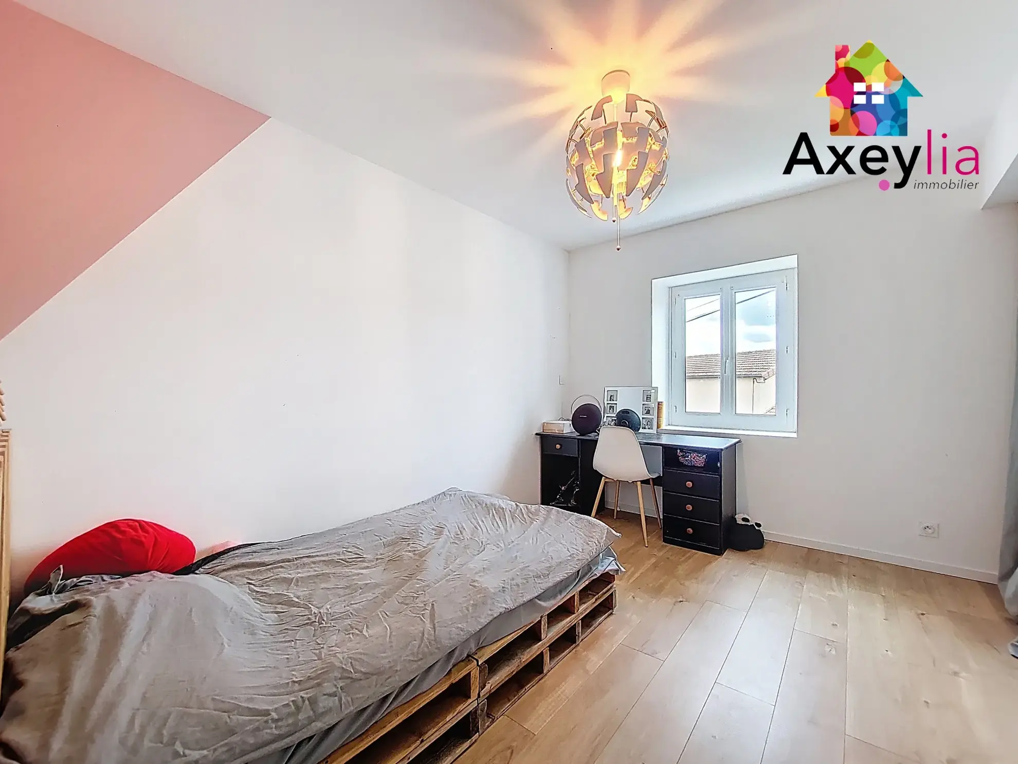 Maison rénovée avec 4 chambres, terrain et dépendances à Lentigny 