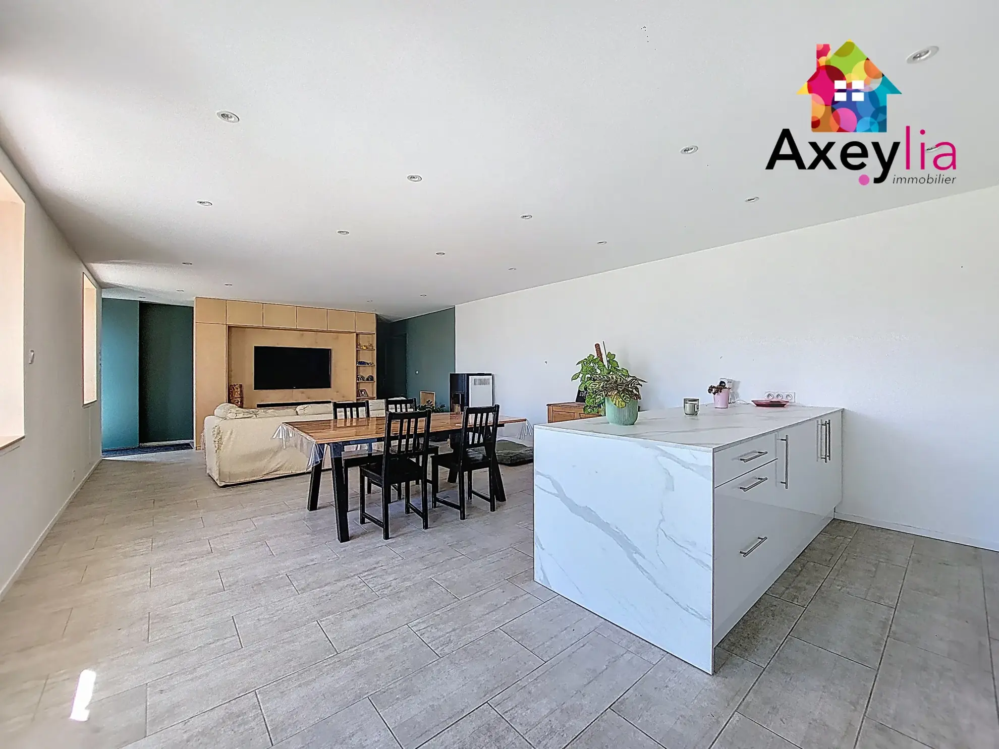 Maison rénovée avec 4 chambres, terrain et dépendances à Lentigny 