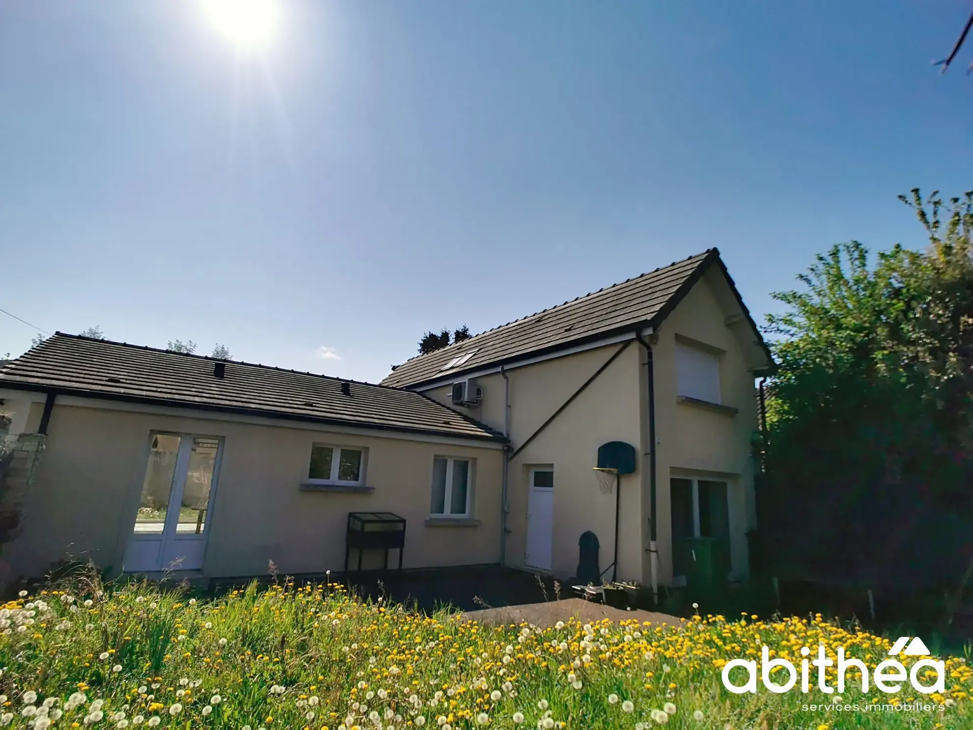 Maison familiale rénovée avec jardin et dépendance à Troyes 