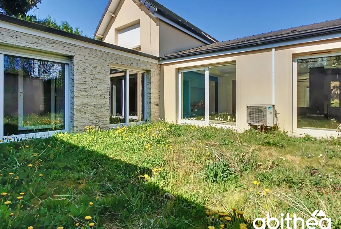 Maison familiale rénovée avec jardin et dépendance à Troyes 