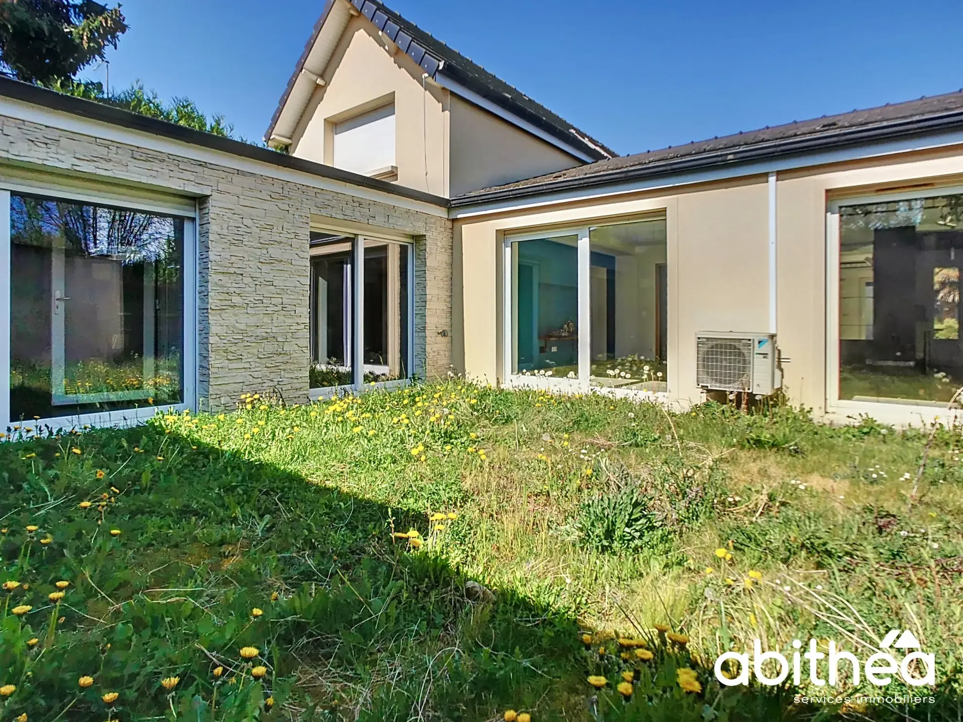 Maison familiale rénovée avec jardin et dépendance à Troyes 