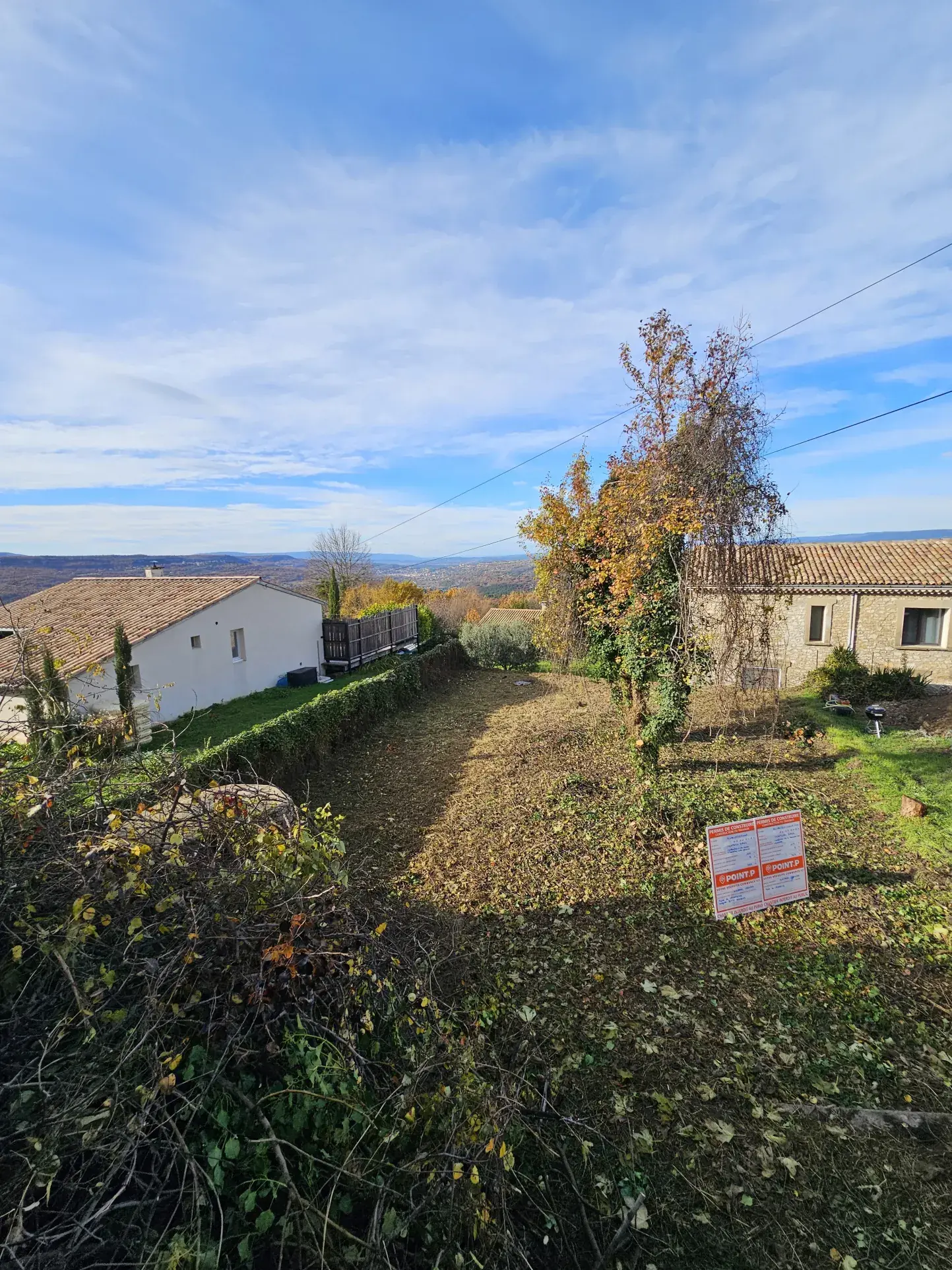 Terrain constructible de 365 m² à Caseneuve dans le Luberon avec permis de construire 