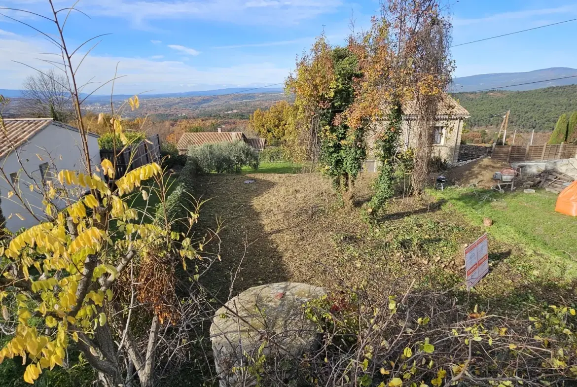 Terrain constructible de 365 m² à Caseneuve dans le Luberon avec permis de construire 