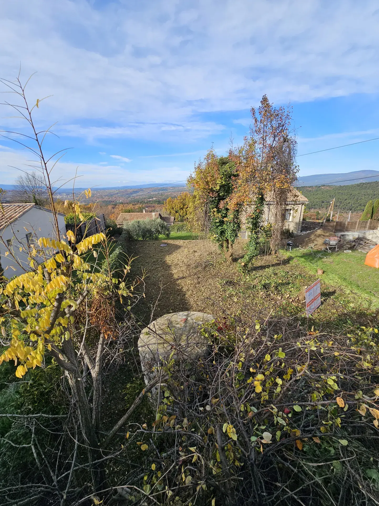 Terrain constructible de 365 m² à Caseneuve dans le Luberon avec permis de construire 