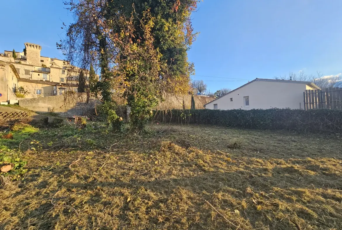 Terrain constructible de 365 m² à Caseneuve dans le Luberon avec permis de construire 