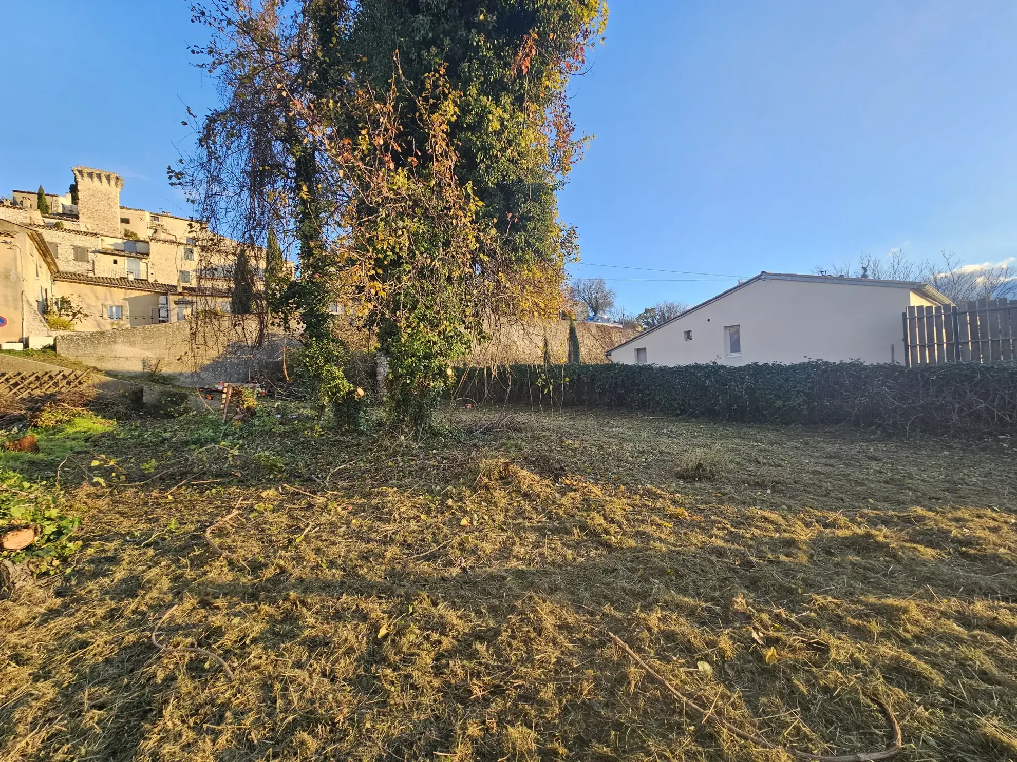 Terrain constructible de 365 m² à Caseneuve dans le Luberon avec permis de construire 