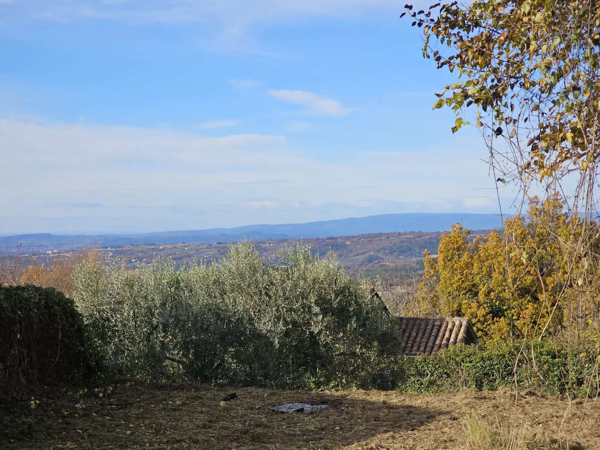 Terrain constructible de 365 m² à Caseneuve dans le Luberon avec permis de construire 