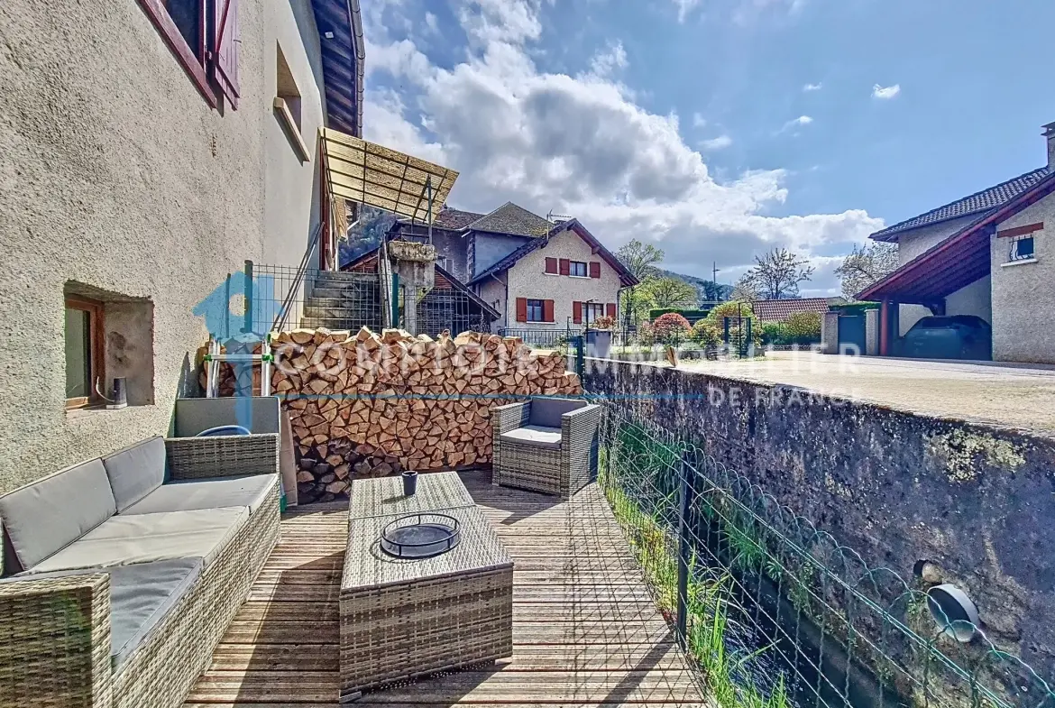 Maison de village à Tencin avec potentiel d'extension et deux terrasses, à rénover 