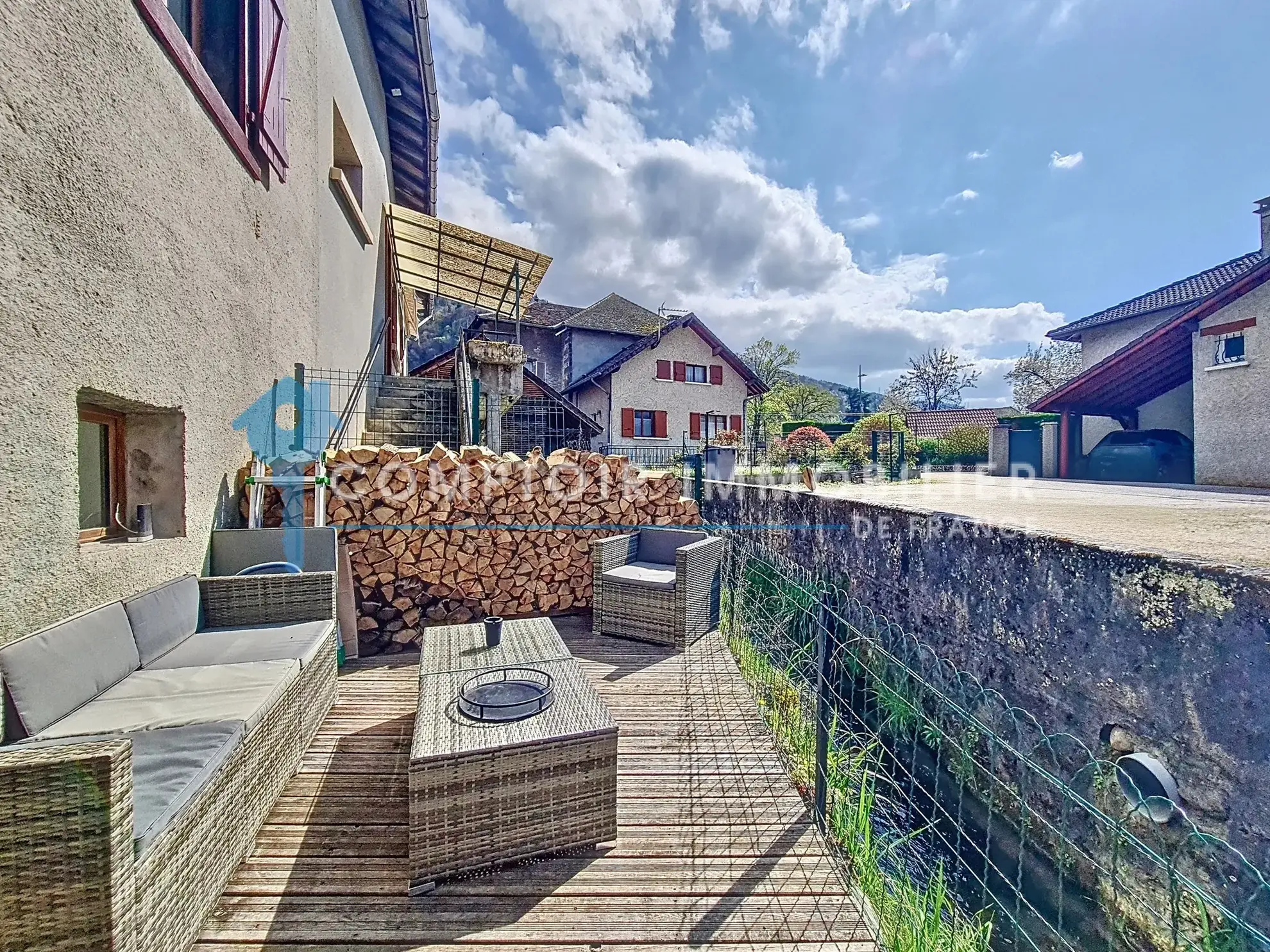 Maison de village à Tencin avec potentiel d'extension et deux terrasses, à rénover 