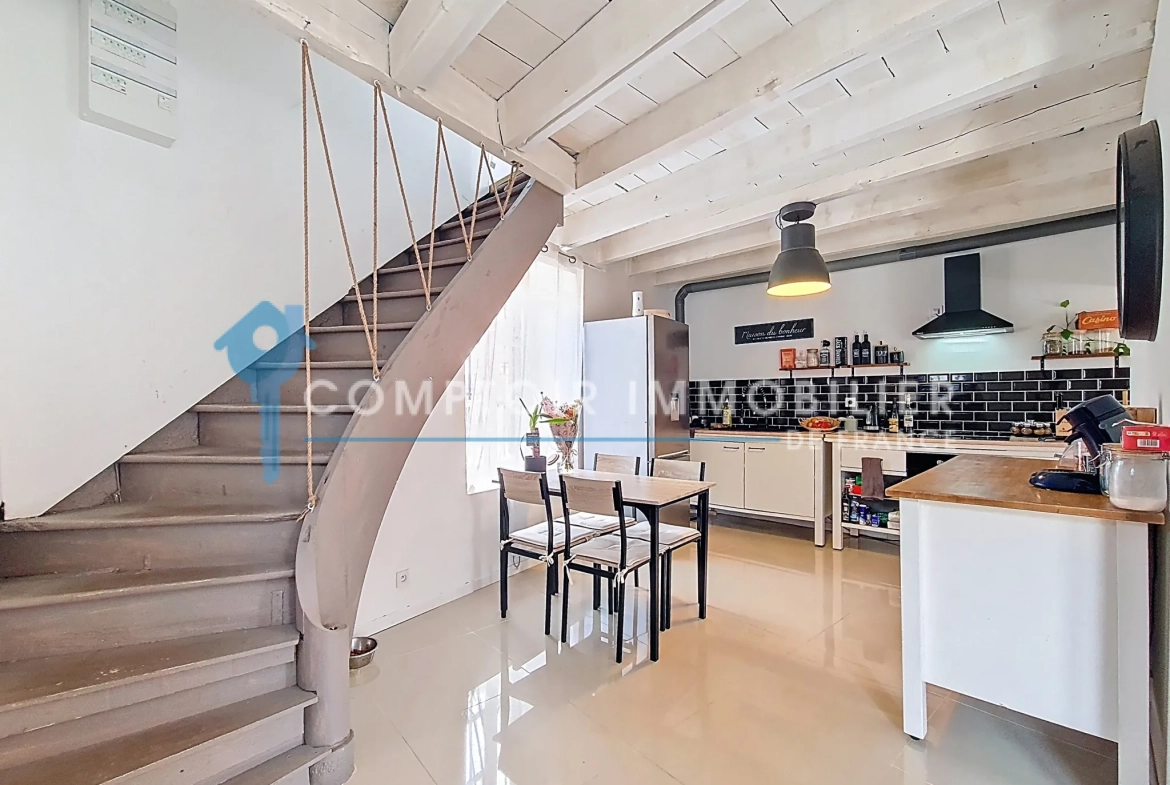 Maison de village à Tencin avec potentiel d'extension et deux terrasses, à rénover 