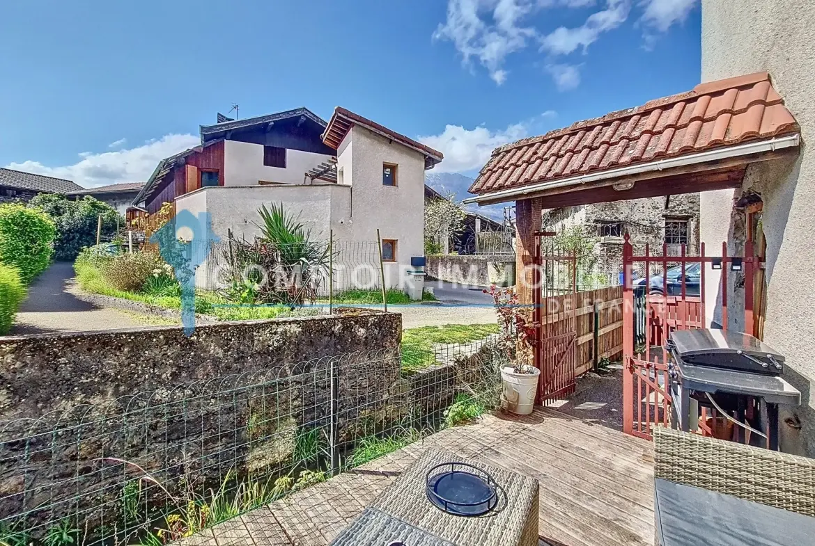 Maison de village à Tencin avec potentiel d'extension et deux terrasses, à rénover 