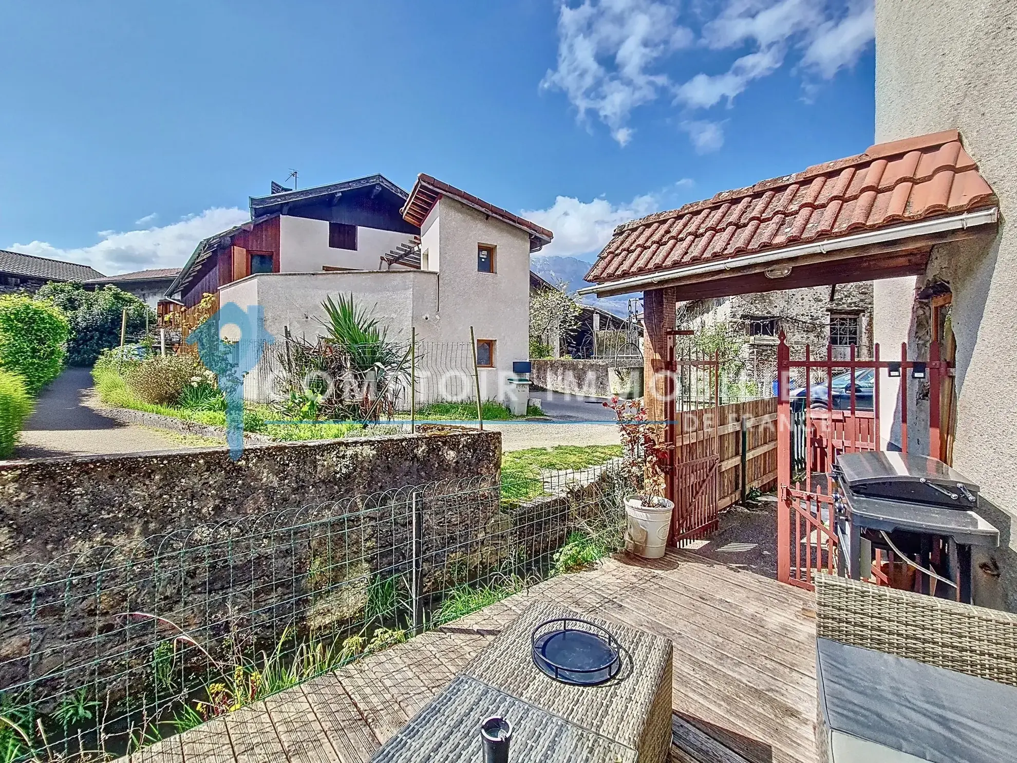 Maison de village à Tencin avec potentiel d'extension et deux terrasses, à rénover 