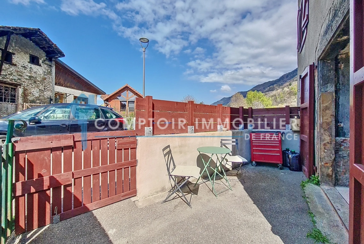 Maison de village à Tencin avec potentiel d'extension et deux terrasses, à rénover 