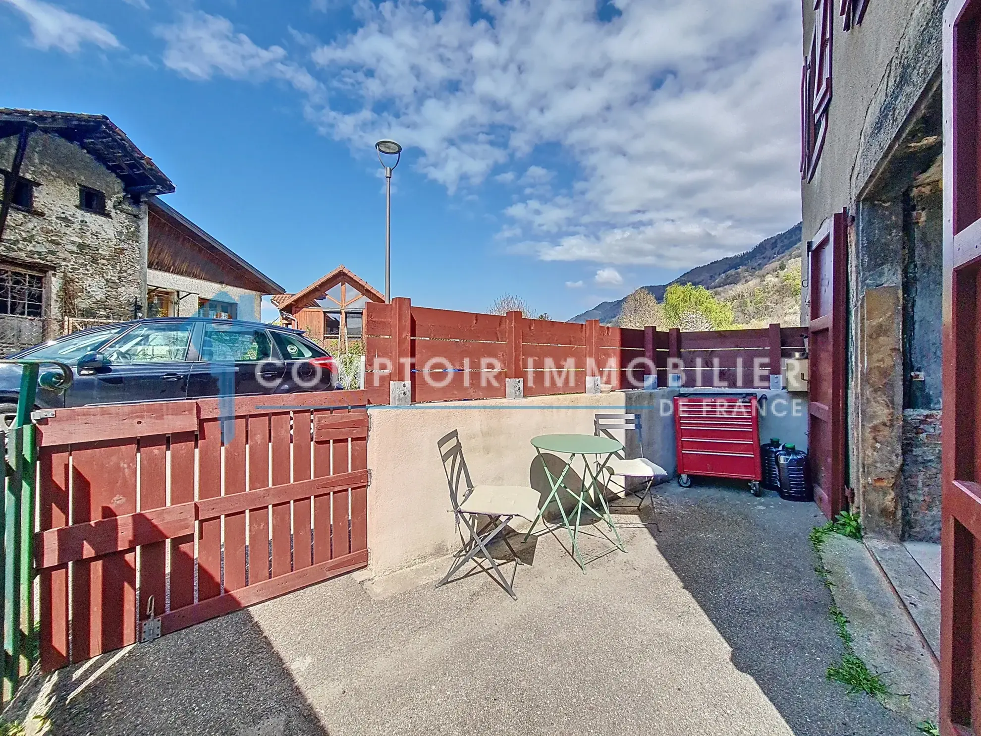 Maison de village à Tencin avec potentiel d'extension et deux terrasses, à rénover 