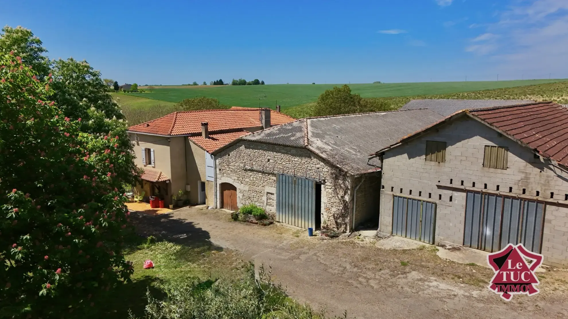Grande ferme familiale avec dépendances, idéalement située à Brassac en Tarn-et-Garonne 