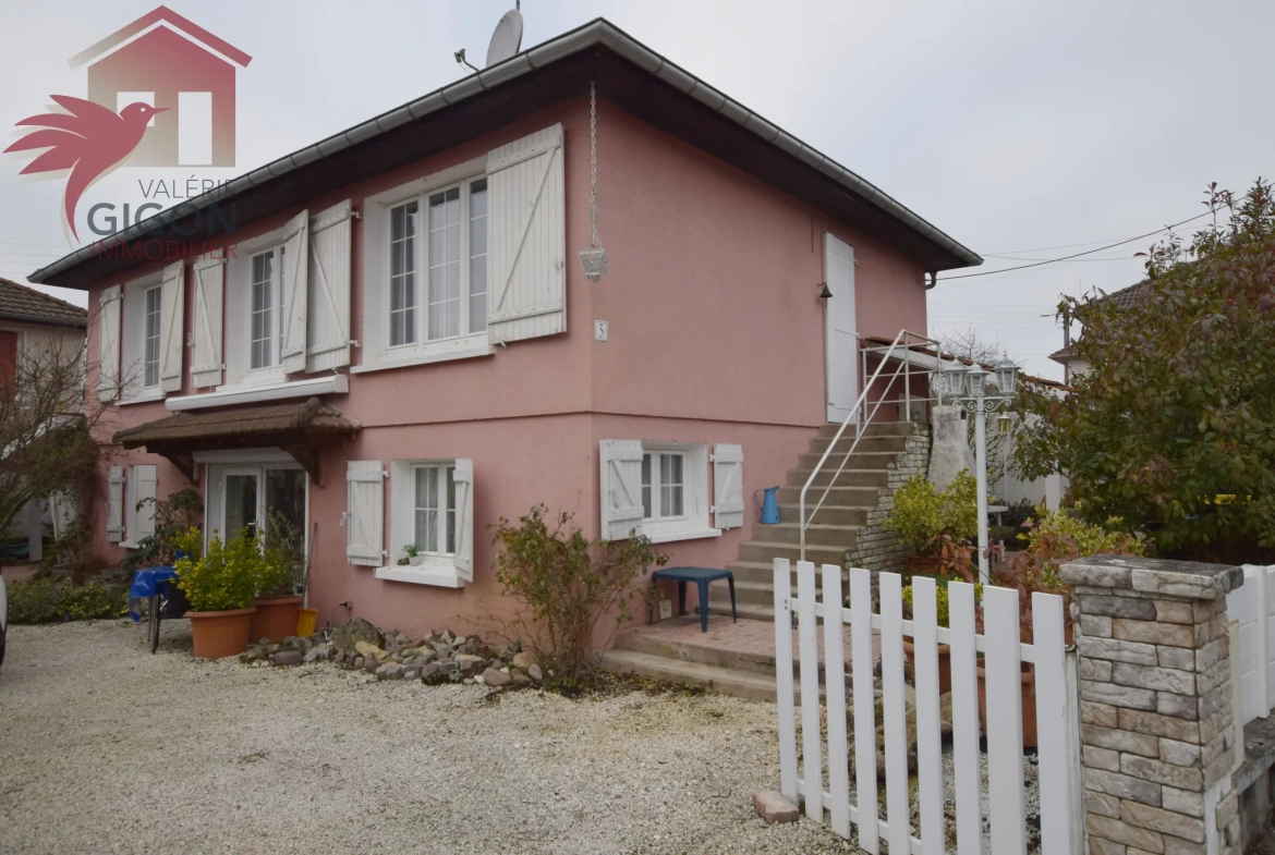 Maison lumineuse avec jardin, mezzanine et nombreuses pièces à Bavans 