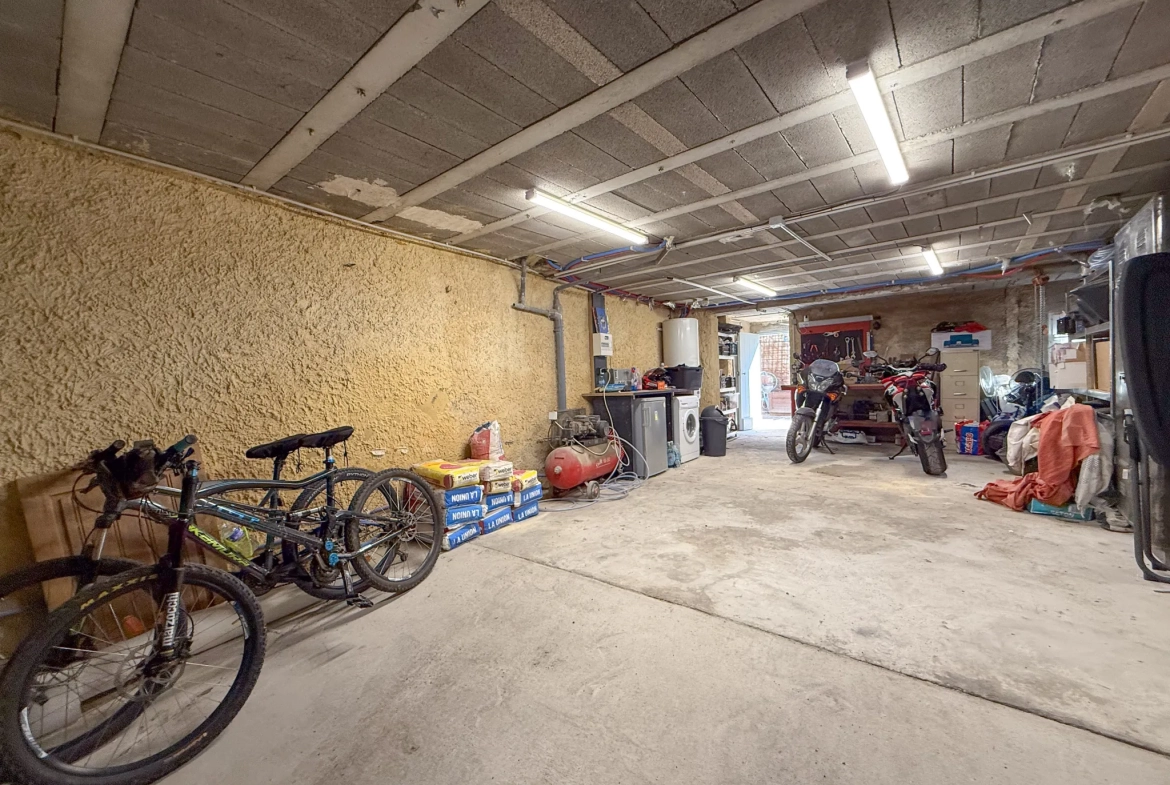 Charmante maison de village avec garage et jardin à Caderousse 