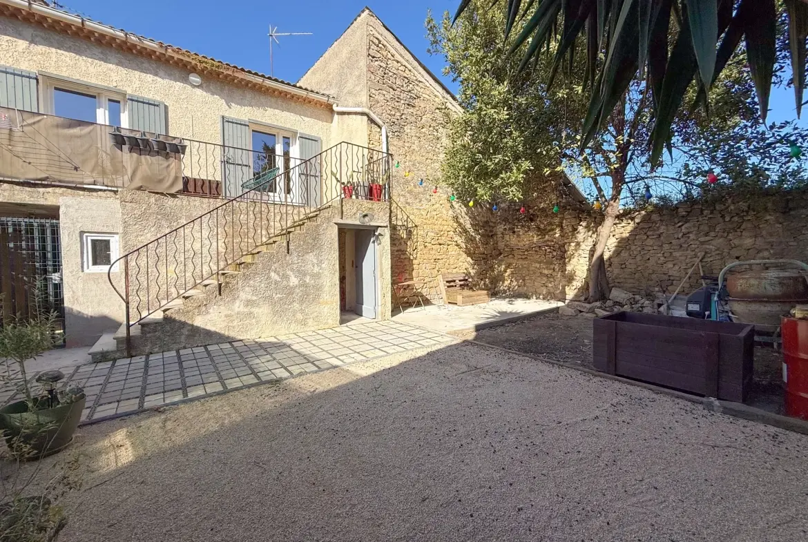 Charmante maison de village avec garage et jardin à Caderousse 