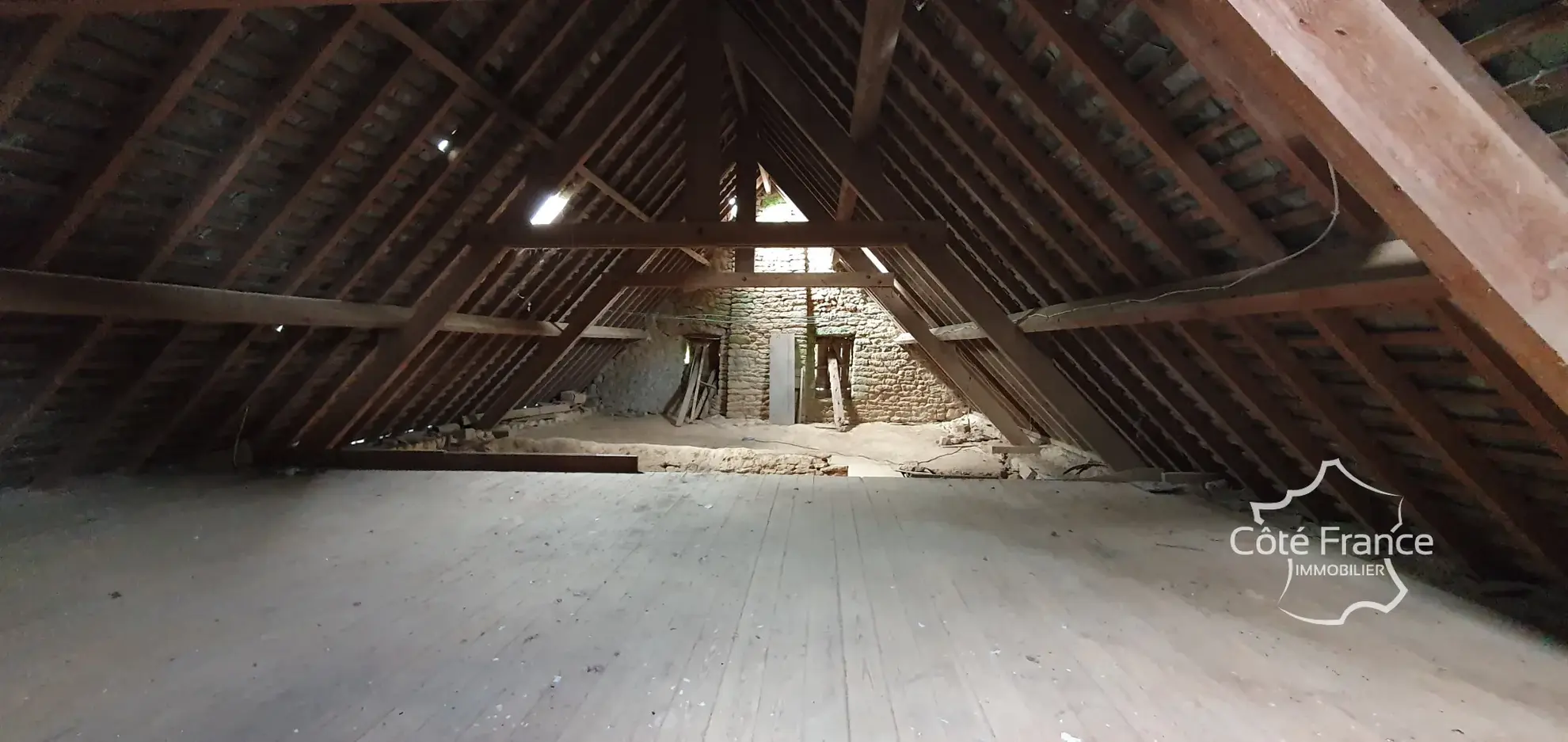 Grande maison en pierre du XIIIe siècle à rénover avec potentiel à Clitourps (50330) 