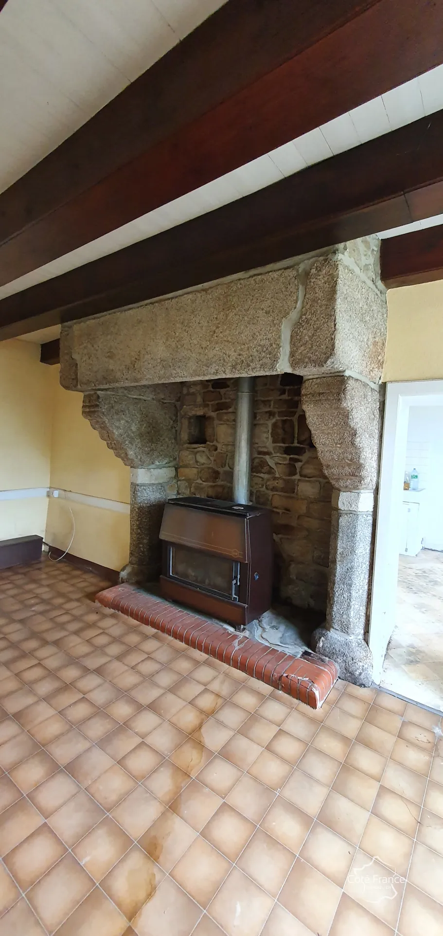 Grande maison en pierre du XIIIe siècle à rénover avec potentiel à Clitourps (50330) 