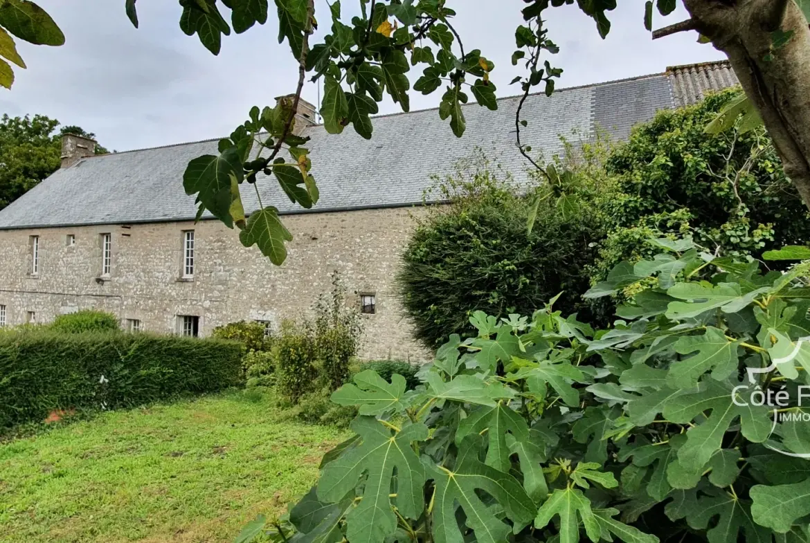 Grande maison en pierre du XIIIe siècle à rénover avec potentiel à Clitourps (50330) 