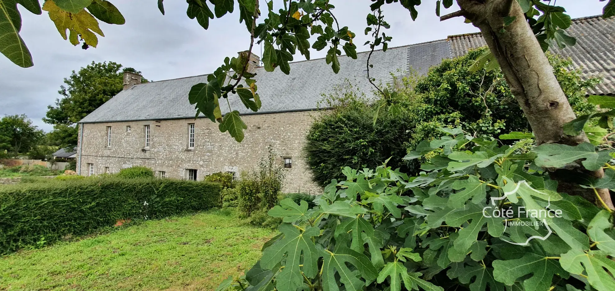 Grande maison en pierre du XIIIe siècle à rénover avec potentiel à Clitourps (50330) 