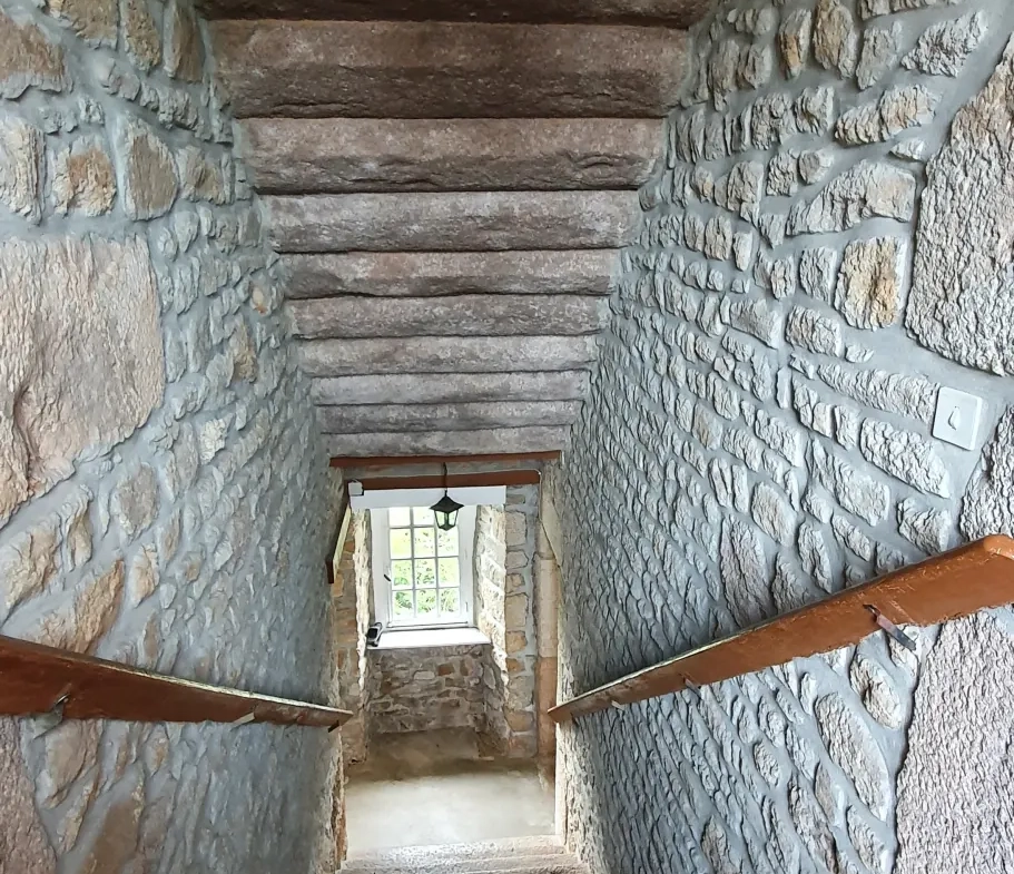 Grande maison en pierre du XIIIe siècle à rénover avec potentiel à Clitourps (50330) 